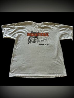 hooters seattle 100% cotton heavy gildan tee / size xl